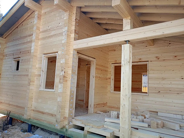 Обсада окон и дверей в доме из бруса: как правильно установить, учесть усадку и подготовить дом к отделке без ошибок.